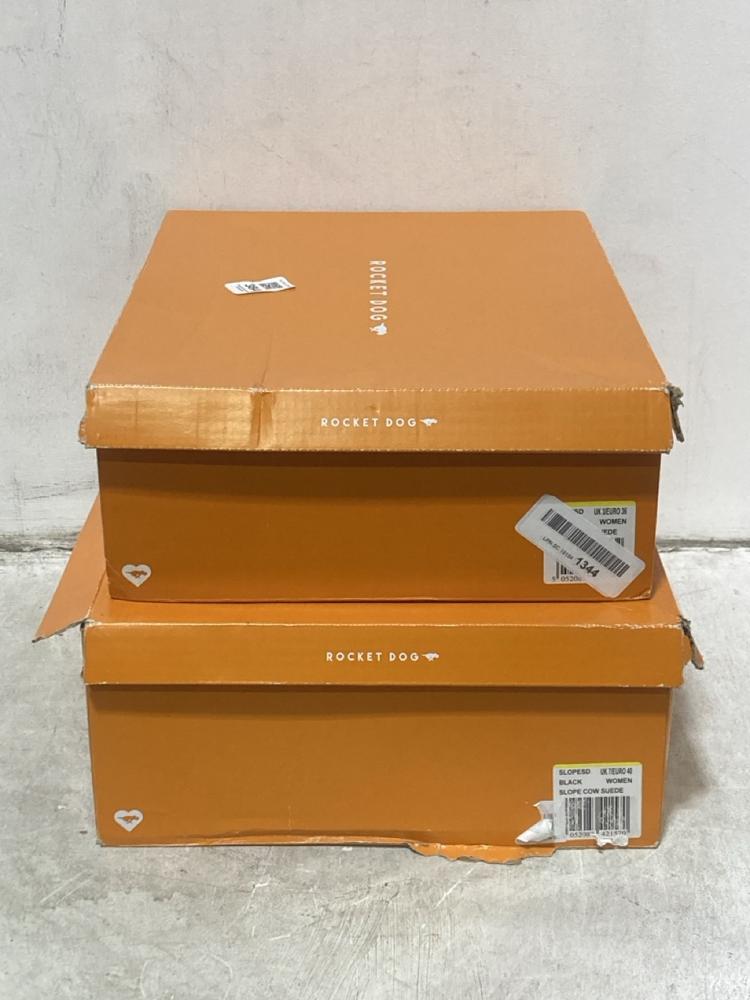 Lot 384  
            Chesterfield SR44 - Parcel Delivery Only 

                
ROCKET DOG BOOTS IN BLACK SIZE 3 TO INCLUDE ROCKET DOG BOOTS IN BLACK SIZE 7 (LOC...