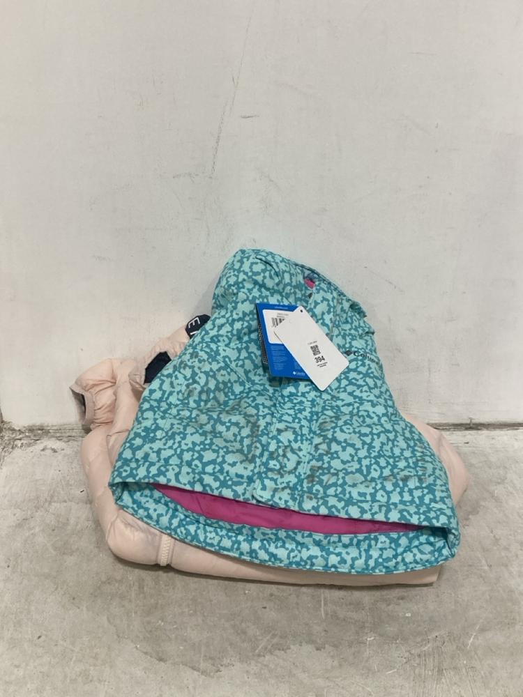 Lot 394  
            Chesterfield SR44 - Parcel Delivery Only 

                
COLUMBIA KIDS COAT IN BLUE SIZE 6-12 MONTHS TO INCLUDE TOMMY HILFIGER IN PINK SIZ...