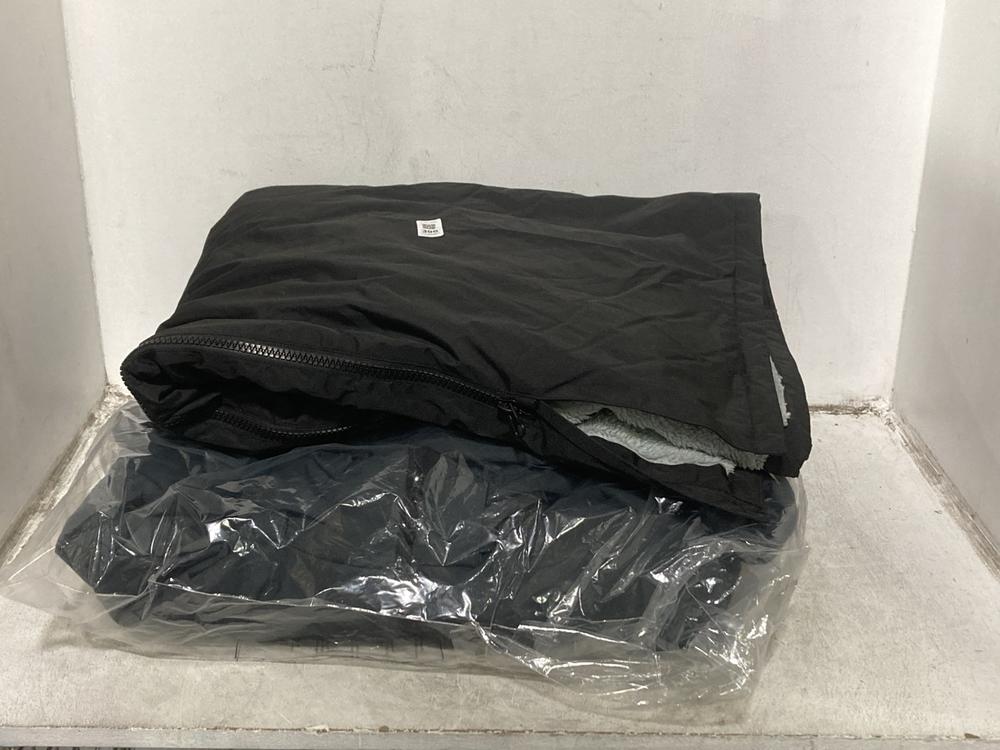 Lot 396  
            Chesterfield SR44 - Parcel Delivery Only 

                
REGATTA COAT IN BLACK SIZE M TO INCLUDE TRESPASS COAT IN GREY SIZE L (LOCATION: F4)