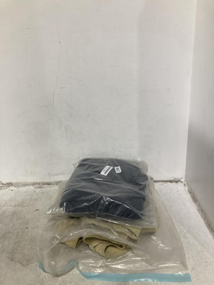 Lot 397  
            Chesterfield SR44 - Parcel Delivery Only 

                
CARHARTT ZIP UP HOODIE IN BLUE SIZE L TO INCLUDE TOMMY HILFIGER JACKET IN TAN SIZ...