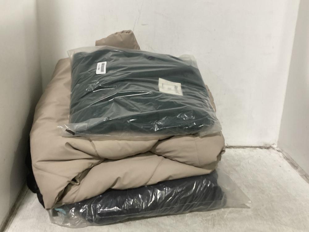 Lot 407  
            Chesterfield SR44 - Parcel Delivery Only 

                
3 X ASSORTED CLOTHING ITEMS TO INCLUDE ALLEGRA K IN GREEN SIZE XL (LOCATION: F4)