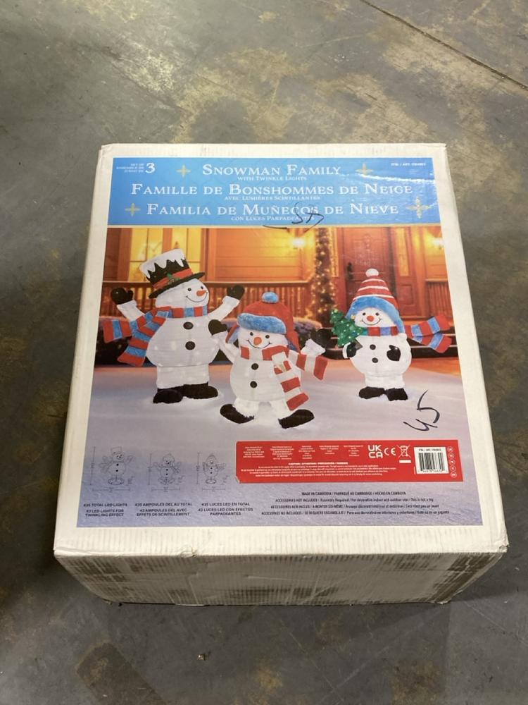 Lot 425  
            Chesterfield SR44 - Parcel Delivery Only 

                
THREE PIECE POP UP SNOWMAN FAMILY WITH TWINKLE LIGHTS FOR OUTDOORS (LOCATION: F5)