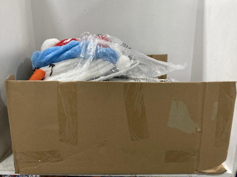 Lot 427  
            Chesterfield SR44 - Parcel Delivery Only 

                
THREE PIECE POP UP SNOWMAN FAMILY WITH TWINKLE LIGHTS FOR OUTDOORS (LOCATION: F5)