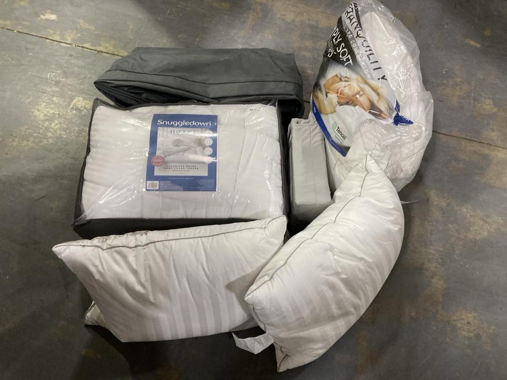 Lot 429  
            Chesterfield SR44 - Parcel Delivery Only 

                
BOX OF ASSORTED BEDDING ITEMS TO INCLUDE SNUGGLE DOWN HOTEL DOUBLE MATTRESS TOPPE...