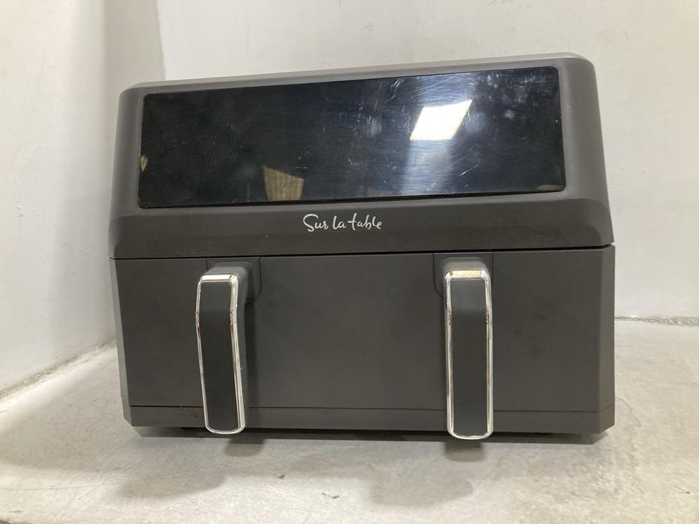 Lot 430  
            Chesterfield SR44 - Parcel Delivery Only 

                
SUR LA TABLE DUAL BASKET AIR FRYER IN GREY (LOCATION: F6)