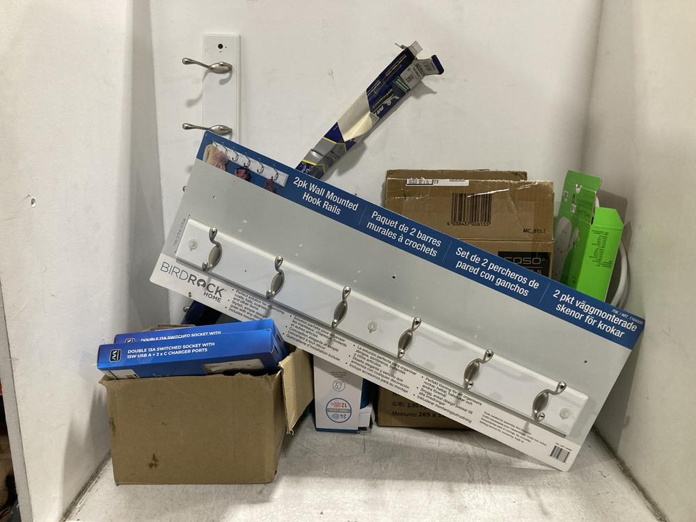Lot 436  
            Chesterfield SR44 - Parcel Delivery Only 

                
8 X ASSORTED HOUSEHOLD ITEMS TO INCLUDE VICKS PERSONAL DEHUMIDIFIER (LOCATION: F6)