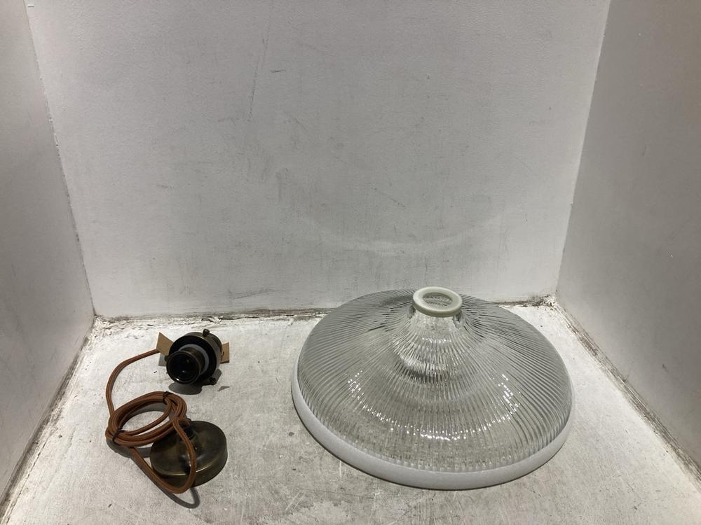 Lot 45  
            Chesterfield SR44 - Parcel Delivery Only 

                
NKUKU ZOWIE RECYCLED GLASS PENDANT - ANTIQUE BRASS - LARGE - ITEM NO. ZP0401 - OR...