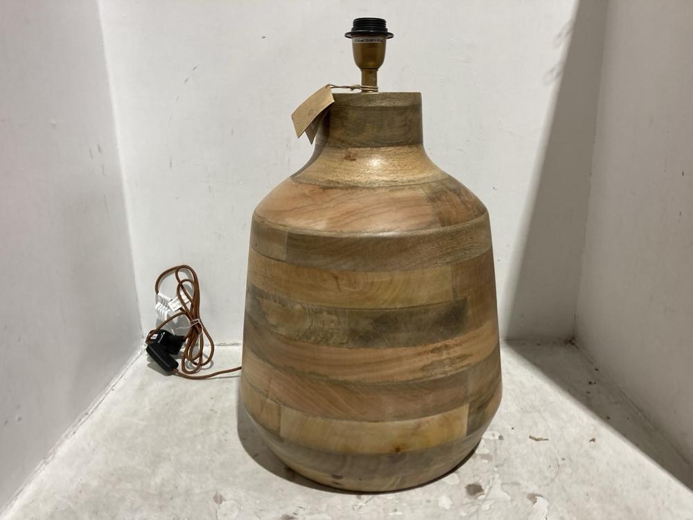 Lot 48  
            Chesterfield SR44 - Parcel Delivery Only 

                
KAYO STATEMENT TABLE LAMP MANGO WOOD - NATURAL - ITEM NO. KL4501 - ORIGINAL RRP £...