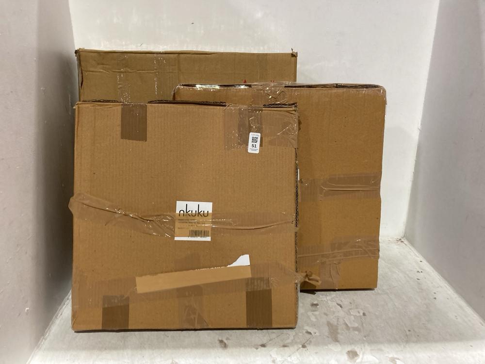 Lot 51  
            Chesterfield SR44 - Parcel Delivery Only 

                
3 X ASSORTED KITCHEN ITEMS TO INCLUDE NKUKU NYATI MANGO WOOD ETCHED ROUND TRAY - ...