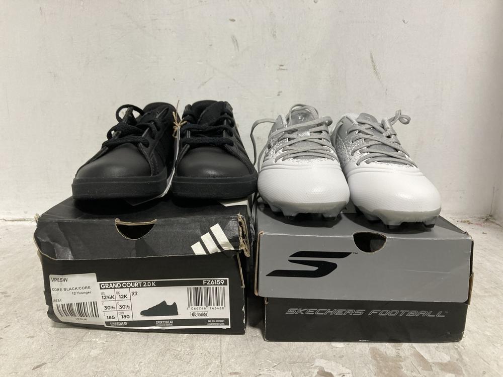 Lot 530  
            Chesterfield SR44 - Parcel Delivery Only 

                
SKECHERS FOOTBALL BOOTS IN SILVER SIZE 11.5K TO INCLUDE ADIDAS GRAND COURT 2.0 TR...