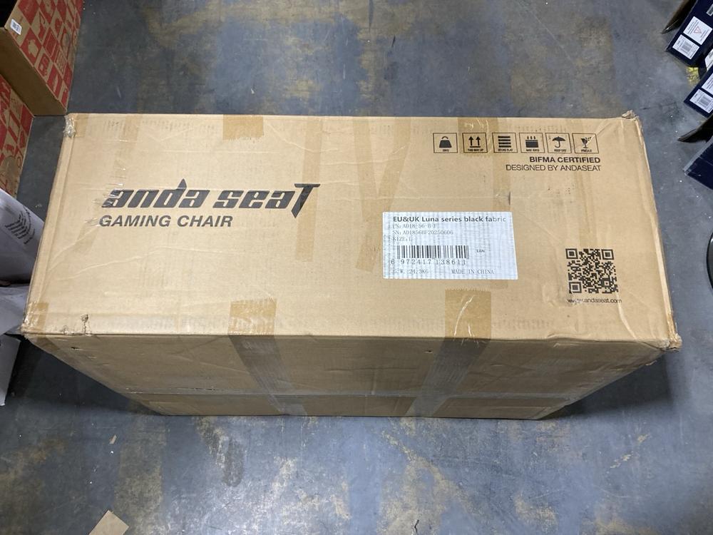 Lot 550  
            Chesterfield SR44 - Parcel Delivery Only 

                
LUNA PREMIUM LARGE GAMING CHAIR (LOCATION: E1)