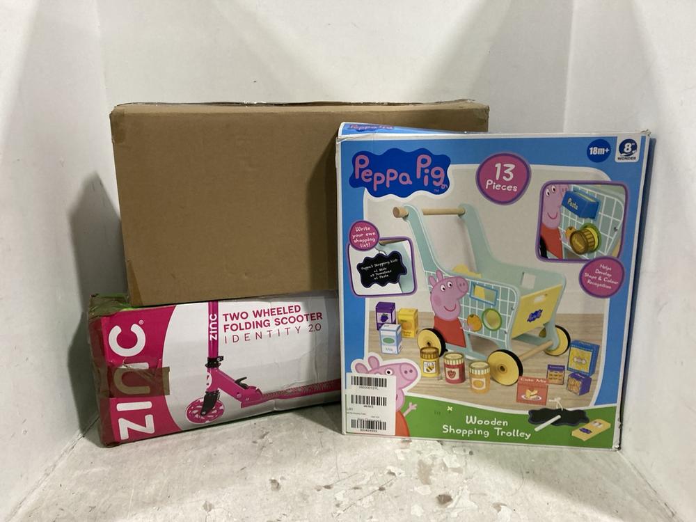 Lot 585  
            Chesterfield SR44 - Parcel Delivery Only 

                
3 X ASSORTED KIDS ITEMS TO INCLUDE PEPPA PIG WOODEN SHOPPING TROLLEY (LOCATION: E2)