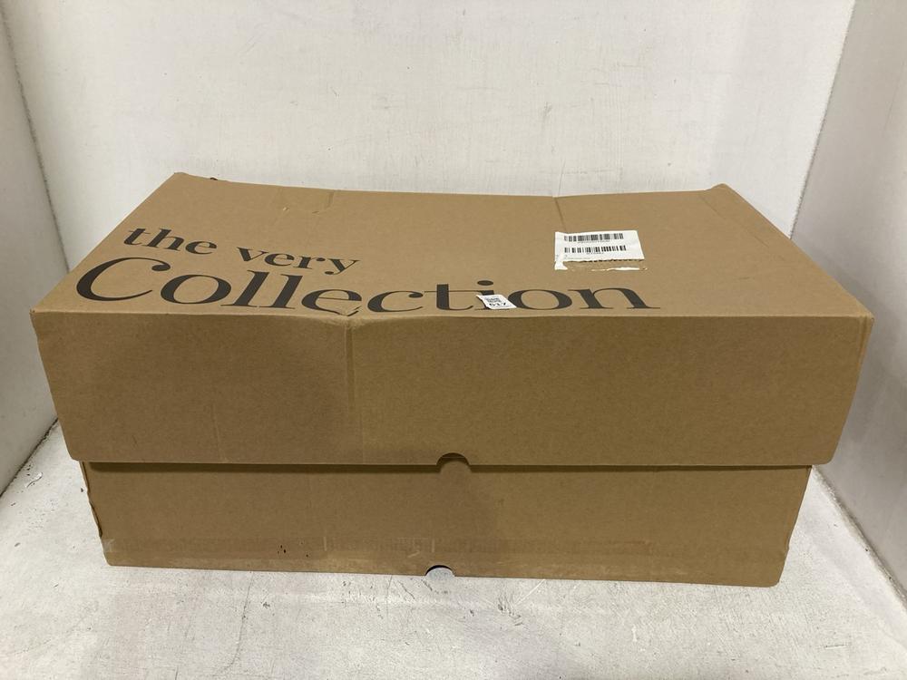 Lot 617  
            Chesterfield SR44 - Parcel Delivery Only 

                
BLOCK KNEEL KNEE BOOTS BROWN SIZE 5 TO INCLUDE BROWN LEATHER KNEE HIGH BOOTS SIZE...