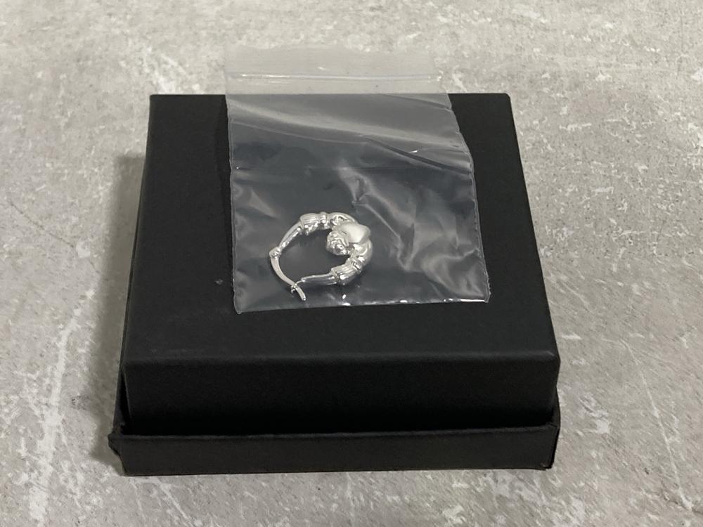 Lot 640  
            Chesterfield SR44 - Parcel Delivery Only 

                
BOX OF ASSORTED JEWELLERY TO INCLUDE RADLEY LONDON EARRING SET (LOCATION: E4)