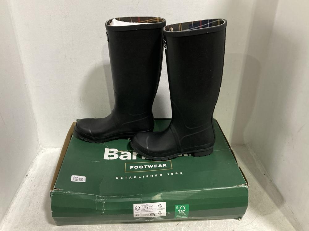 Lot 659  
            Chesterfield SR44 - Parcel Delivery Only 

                
BARBOUR ABBEY BLACK WELLINGTON BOOTS IN BLACK SIZE 6 (LOCATION: E4)