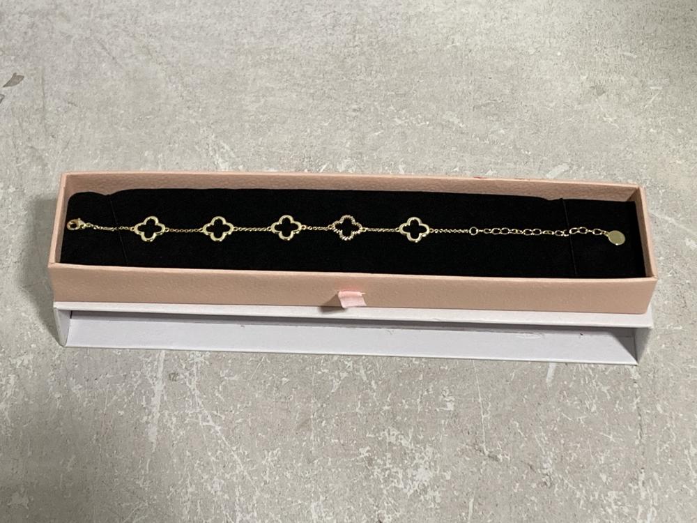 Lot 660  
            Chesterfield SR44 - Parcel Delivery Only 

                
BOX OF ASSORTED JEWELLERY ITEMS TO INCLUDE GOLD 8MM HOOP NOSE RING (LOCATION: E4)