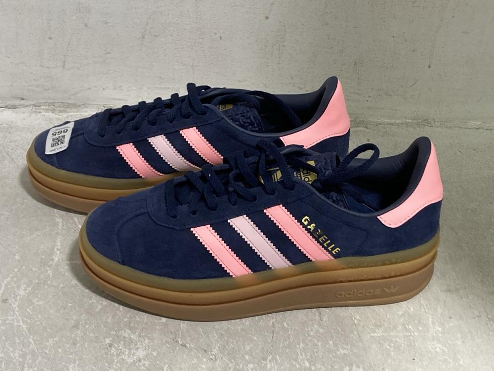 Lot 665  
            Chesterfield SR44 - Parcel Delivery Only 

                
ADIDAS GAZELLE IN NAVY BLUE/PINK SIZE 5 UK (LOCATION: E4)