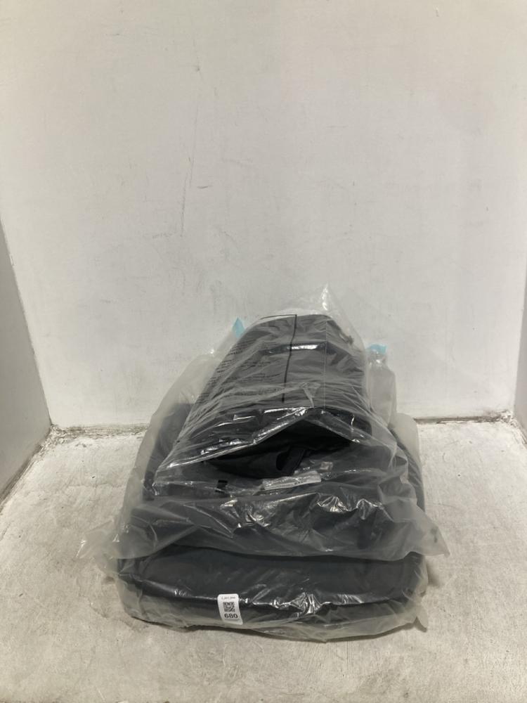 Lot 680  
            Chesterfield SR44 - Parcel Delivery Only 

                
3 X ASSORTED CLOTHING ITEMS TO INCLUDE FJALLRAVEN WP COAT IN BLACK SIZE L (LOCATI...