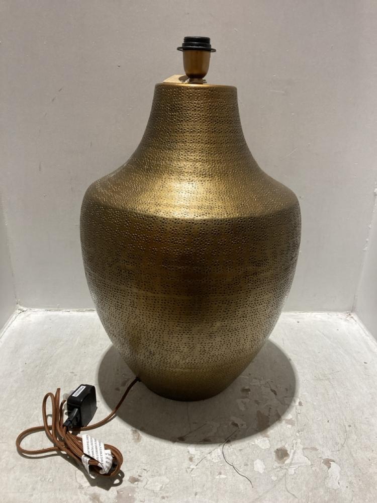 Lot 6  
            Chesterfield SR44 - Parcel Delivery Only 

                
NKUKU TANDA ETCHED STATEMENT TABLE LAMP - ANTIQUE BRASS - EXTRA LARGE - ITEM NO. ...
