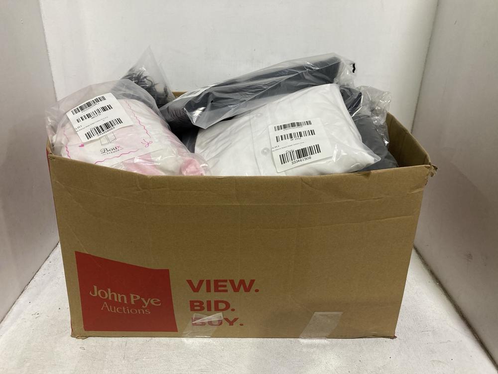 Lot 715  
            Chesterfield SR44 - Parcel Delivery Only 

                
BOX OF ASSORTED CLOTHING ITEMS TO INCLUDE BORG BUTTON THROUGH JACKET IN GREY SIZE...