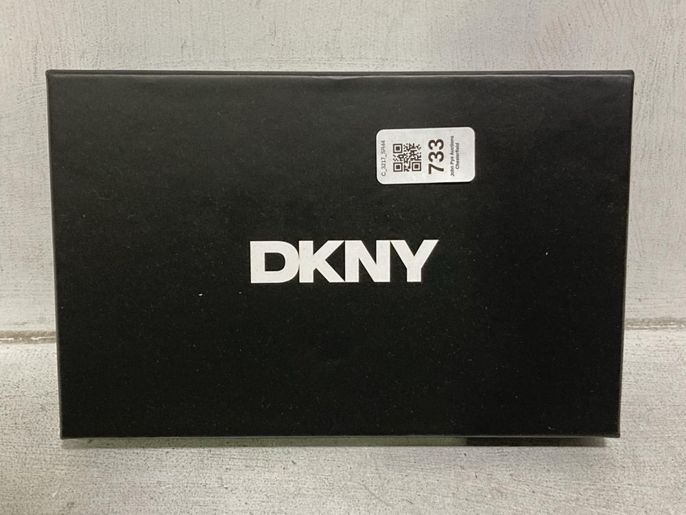 Lot 733  
            Chesterfield SR44 - Parcel Delivery Only 

                
DKNY BROWN PRINTED CANVAS PURSE (LOCATION: E6)