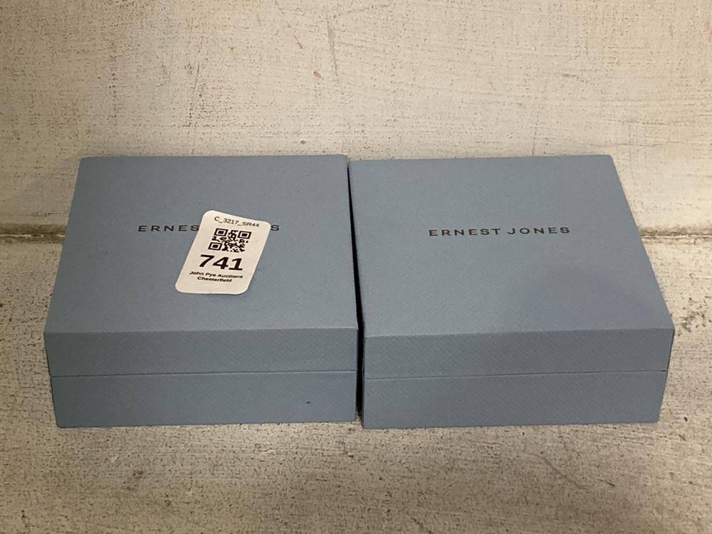 Lot 741  
            Chesterfield SR44 - Parcel Delivery Only 

                
2 X ASSORTED ERNEST JONES JEWELLERY ITEMS TO INCLUDE SILVER CROSS NECKLACE (LOCAT...