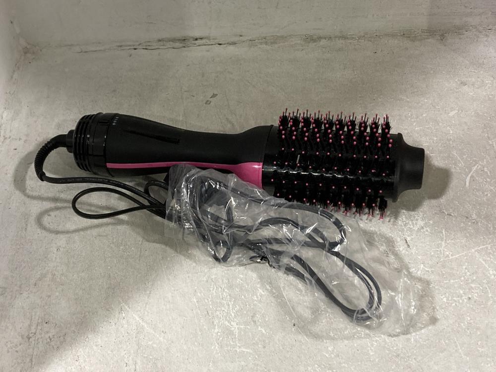 Lot 757  
            Chesterfield SR44 - Parcel Delivery Only 

                
REVLON ONE STEP VOLUMIZER (LOCATION: E7)