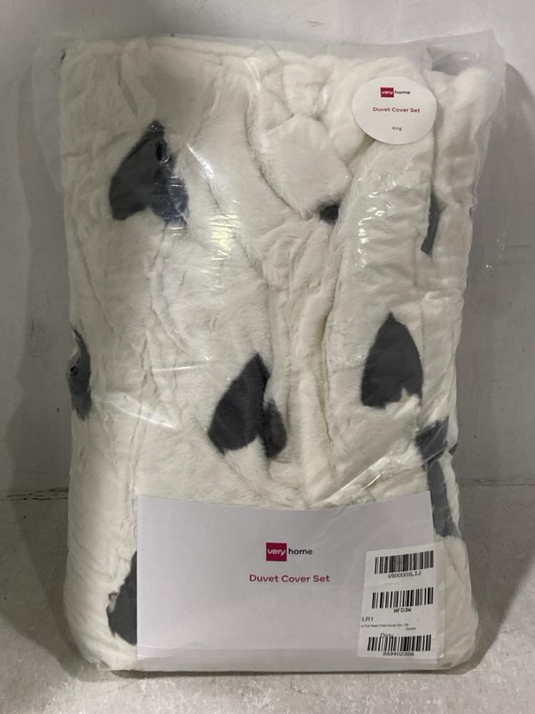 Lot 764  
            Chesterfield SR44 - Parcel Delivery Only 

                
3 X ASSORTED ITEMS TO INCLUDE FUR HEART PRINT DUVET SET DOUBLE (LOCATION: E7)