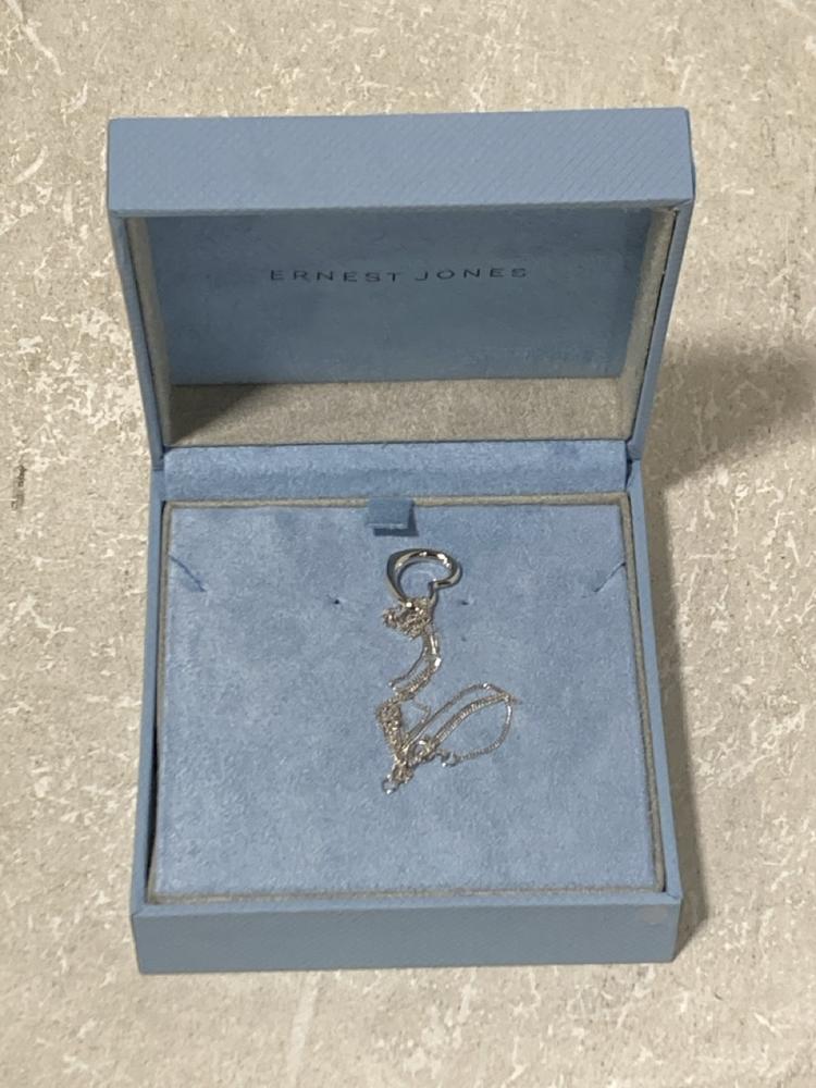 Lot 768  
            Chesterfield SR44 - Parcel Delivery Only 

                
2 X ASSORTED JEWELLERY TO INCLUDE ERNEST JONES SILVER METAL HEART NECKLACE (LOCAT...