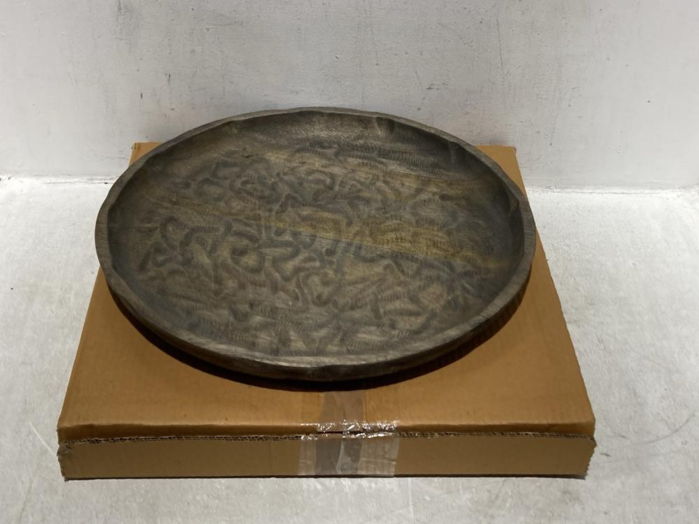 Lot 76  
            Chesterfield SR44 - Parcel Delivery Only 

                
NKUKU NYATI MANGO WOOD ETCHED ROUND TRAY - DARK - ITEM NO. NT5101 TO INCLUDE NKUK...