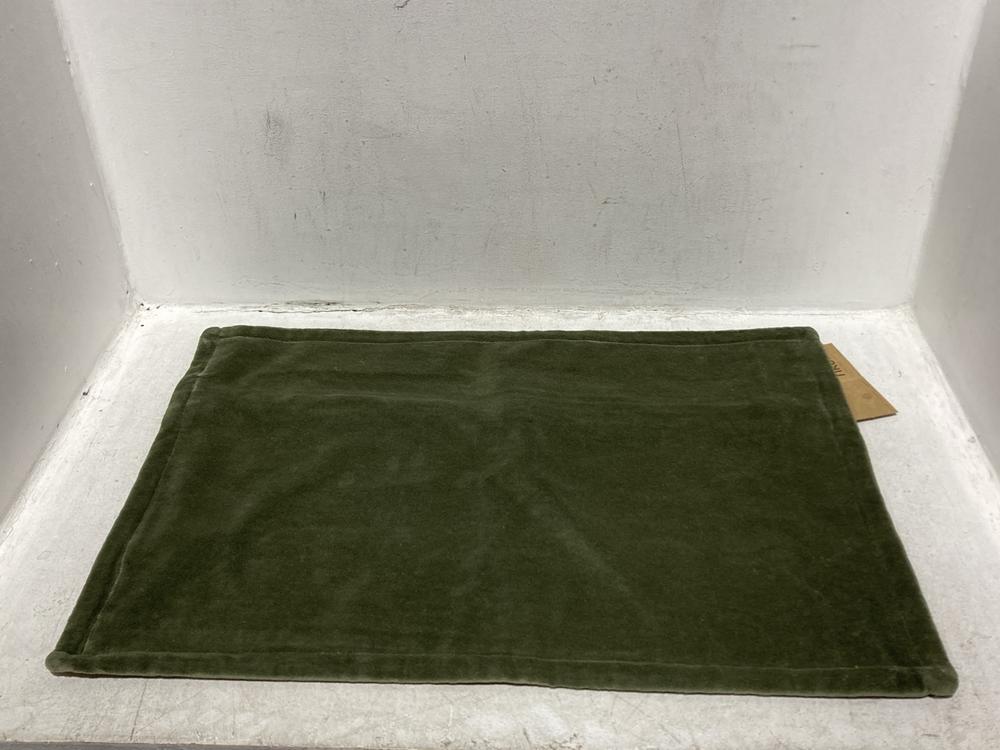 Lot 79  
            Chesterfield SR44 - Parcel Delivery Only 

                
BOX OF ASSORTED LAMPSHADES & PILLOW CASES TO INCLUDE NKUKU HIRANA LINEN LAMPSHADE...