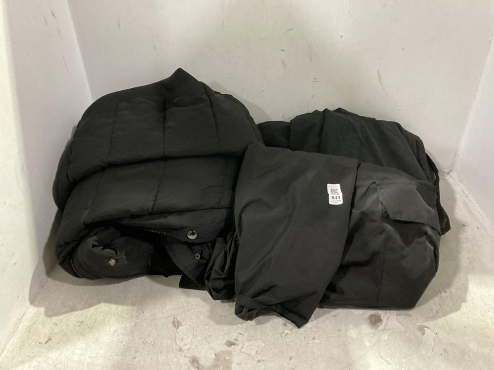 Lot 844  
            Chesterfield SR44 - Parcel Delivery Only 

                
3 X ASSORTED CLOTHING ITEMS TO INCLUDE WEATHERPROOF IN BLACK SIZE M (LOCATION: D2)