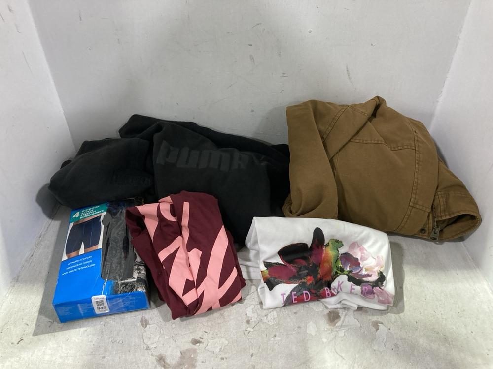 Lot 845  
            Chesterfield SR44 - Parcel Delivery Only 

                
6 X ASSORTED CLOTHING ITEMS TO INCLUDE COLUMBIA 4 PIECE BOXERS (LOCATION: D2)