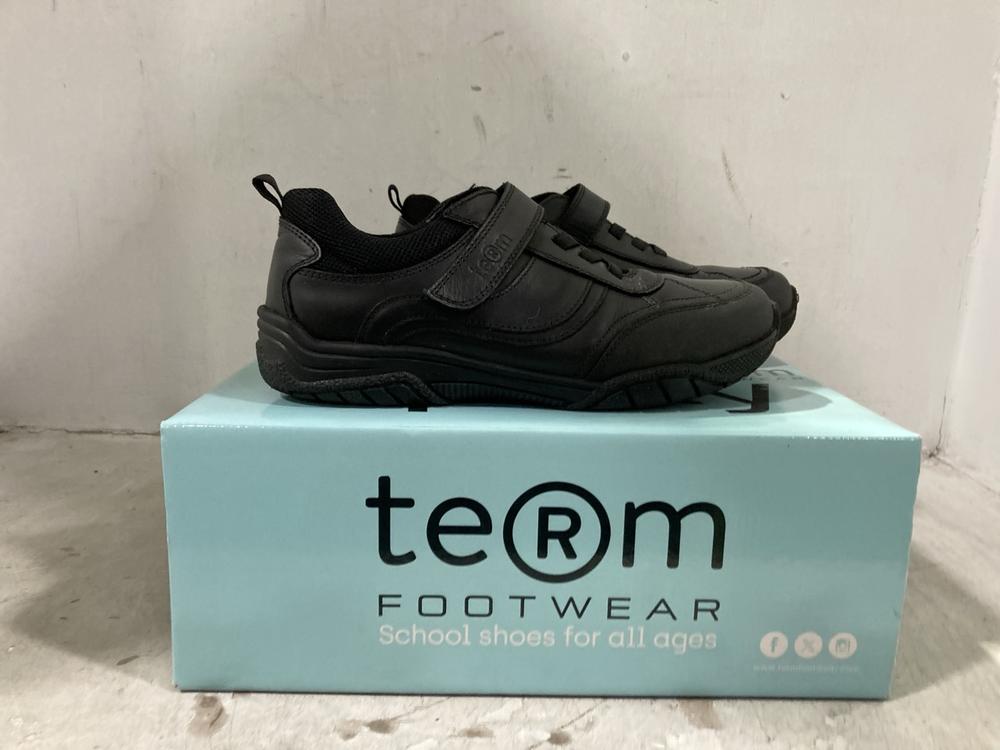 Lot 847  
            Chesterfield SR44 - Parcel Delivery Only 

                
TEAM FOOTWEAR MAXX SHOES IN BLACK SIZE 3 (LOCATION: D2)