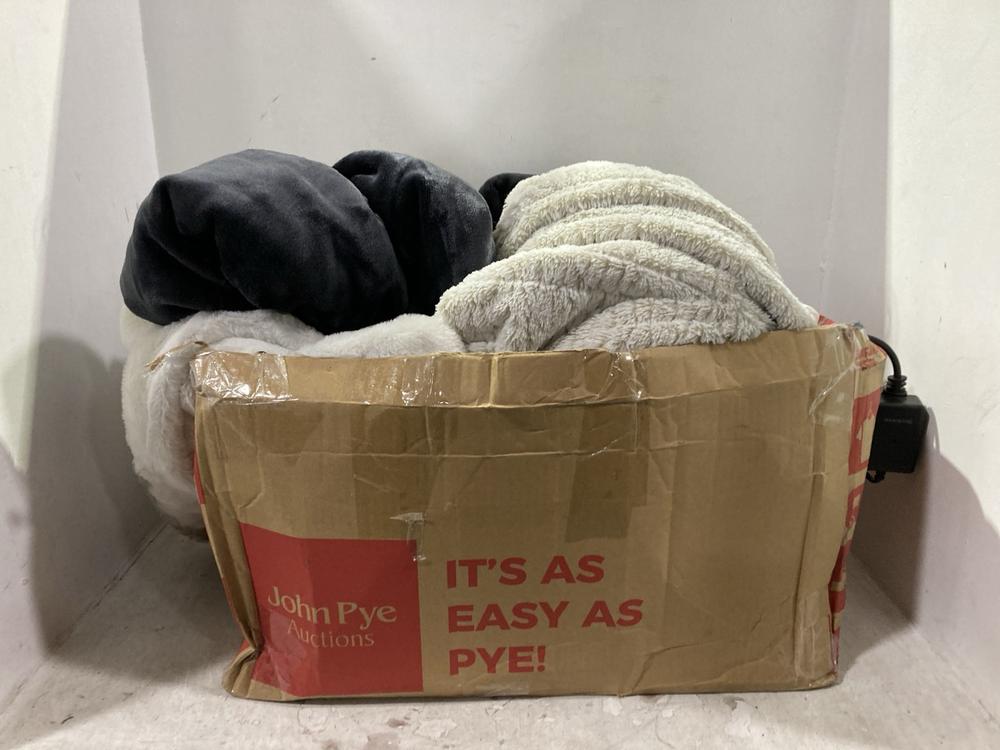 Lot 857  
            Chesterfield SR44 - Parcel Delivery Only 

                
DOWNLITE PILLOW 2PC 50CM X 75CM TO INCLUDE BOX OF ASSORTED NIGHTGOWNS (LOCATION: D2)