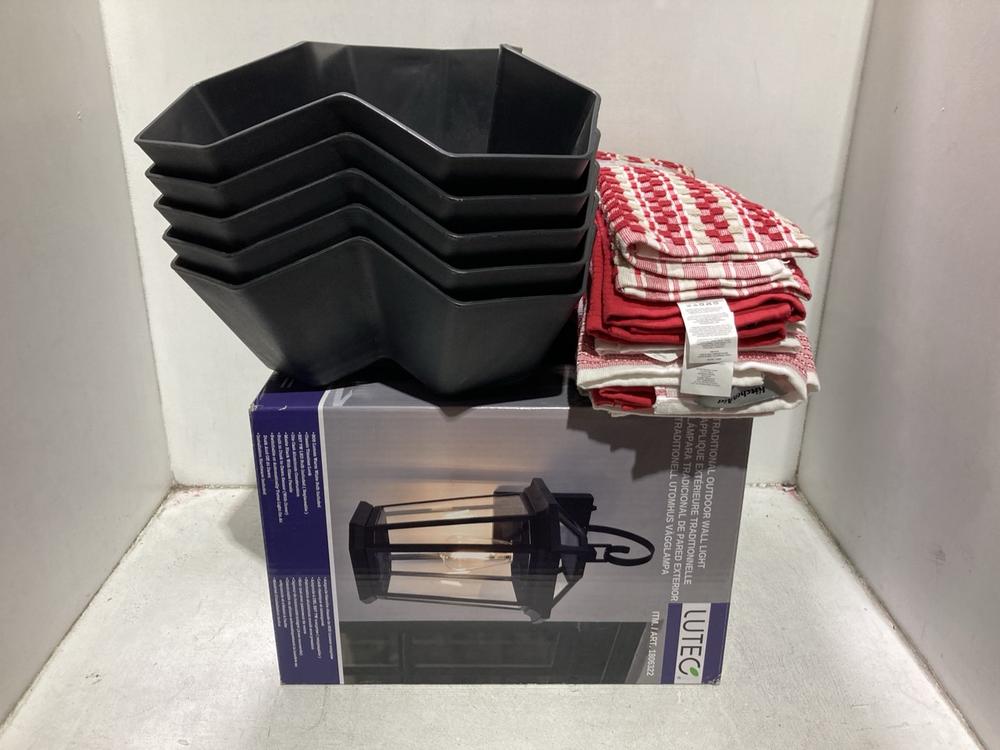 Lot 876  
            Chesterfield SR44 - Parcel Delivery Only 

                
4 X ASSORTED KITCHENWARE TO INCLUDE KITCHENAID 8PCS KITCHEN TOWELS (LOCATION: D3)