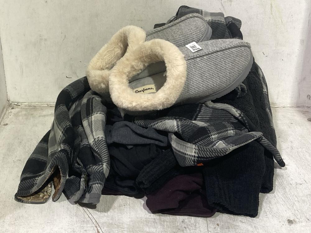 Lot 898  
            Chesterfield SR44 - Parcel Delivery Only 

                
5 X ASSORTED CLOTHING ITEMS TO INCLUDE DEARFOAMS SDLIPPERS IN GREY - UK SIZE LARG...