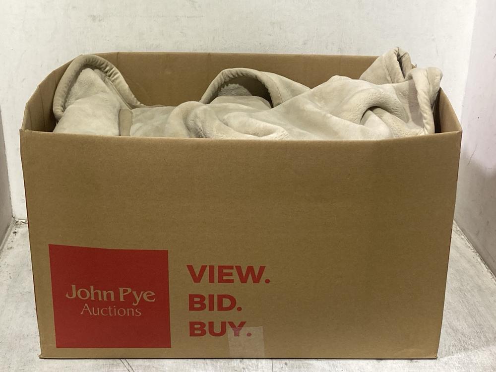 Lot 908  
            Chesterfield SR44 - Parcel Delivery Only 

                
BOX OF ASSORTED BLANKETS TO INCLUDE LARGE CREAM BLANKET (LOCATION: D4)
