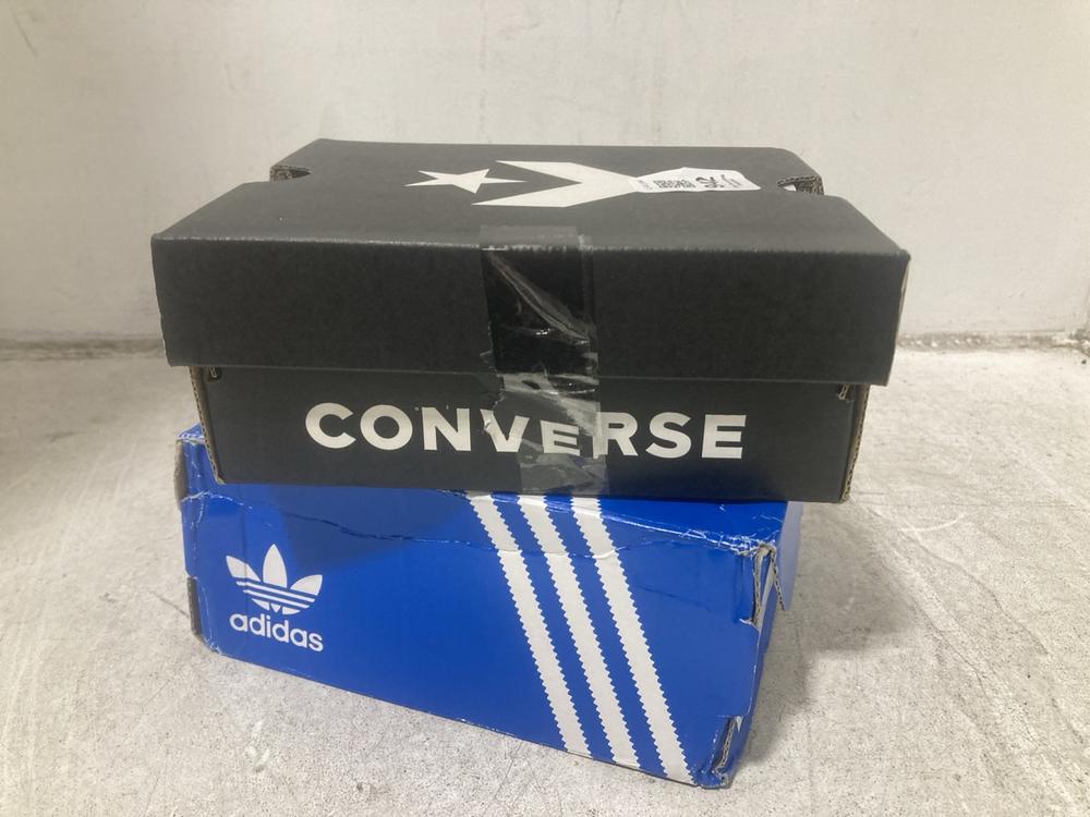 Lot 942  
            Chesterfield SR44 - Parcel Delivery Only 

                
2 X ASSORTED CHILDRENS FOOTWEAR TO INCLUDE OPTICAL WHITE TRAINERS SIZE 6 (LOCATIO...