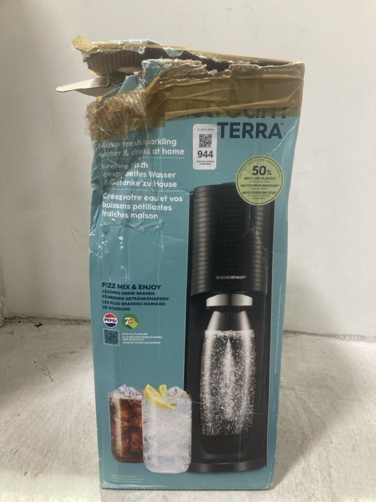 Lot 944  
            Chesterfield SR44 - Parcel Delivery Only 

                
SODASTREAM TERRA SODA DRINKS MACHINE (LOCATION: D5)