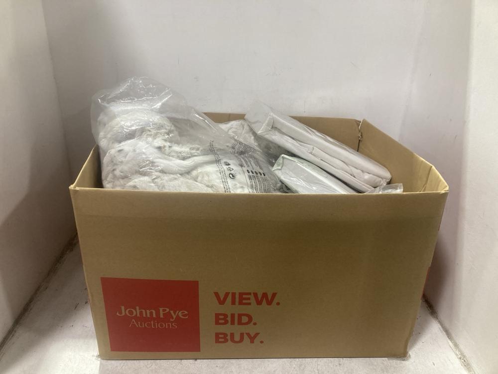 Lot 952  
            Chesterfield SR44 - Parcel Delivery Only 

                
BOX OF ASSORTED BEDDING ITEMS TO INCLUDE EASY CARE EXTRA DEEP FITTED SHEET KING S...