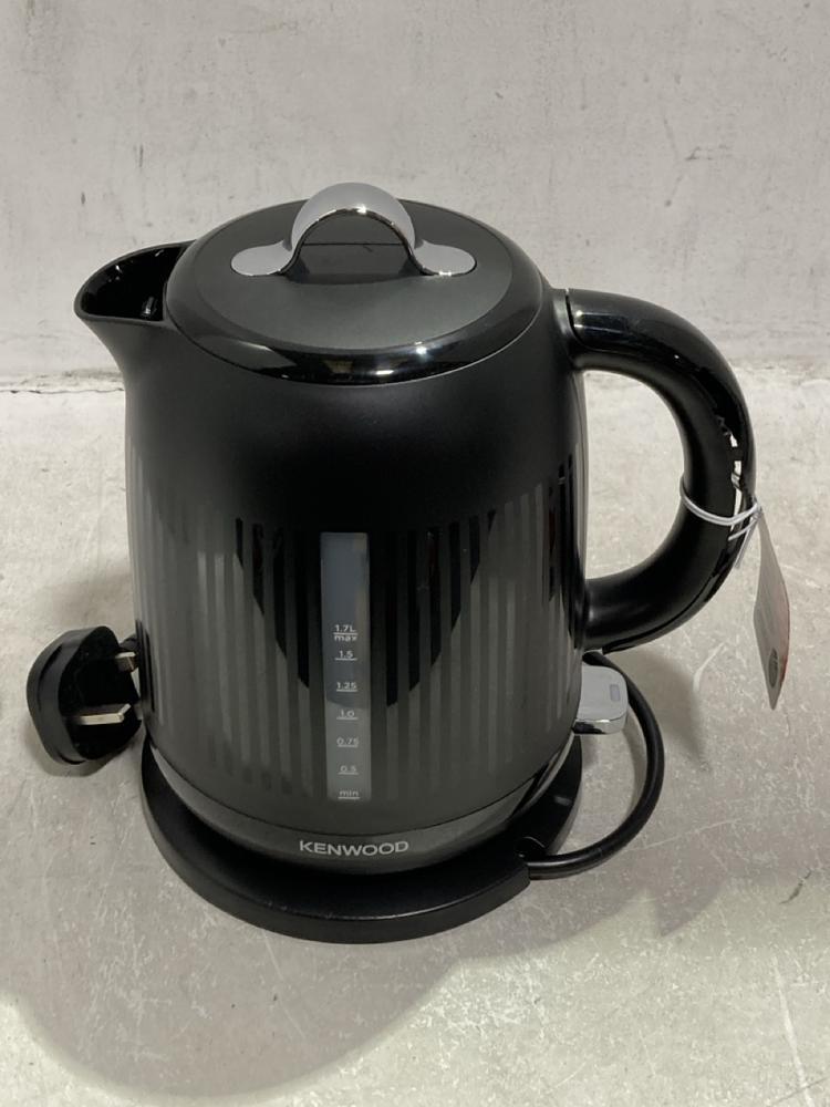 Lot 957  
            Chesterfield SR44 - Parcel Delivery Only 

                
2 X ASSORTED APPLIANCES TO INCLUDE KENWOOD DAWN COLLECTION KETTLE (LOCATION: D6)