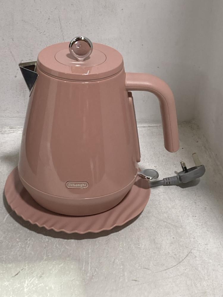 Lot 958  
            Chesterfield SR44 - Parcel Delivery Only 

                
2 X DELONGHI ITEMS TO INCLUDE ELECTRIC KETTLE (LOCATION: D6)