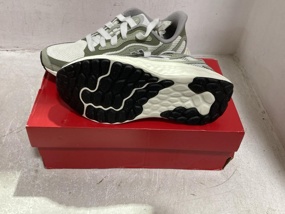 Lot 960  
            Chesterfield SR44 - Parcel Delivery Only 

                
2 X ASSORTED NEW BALANCE TRAINERS SIZE UK 6 & 4 (LOCATION: D6)