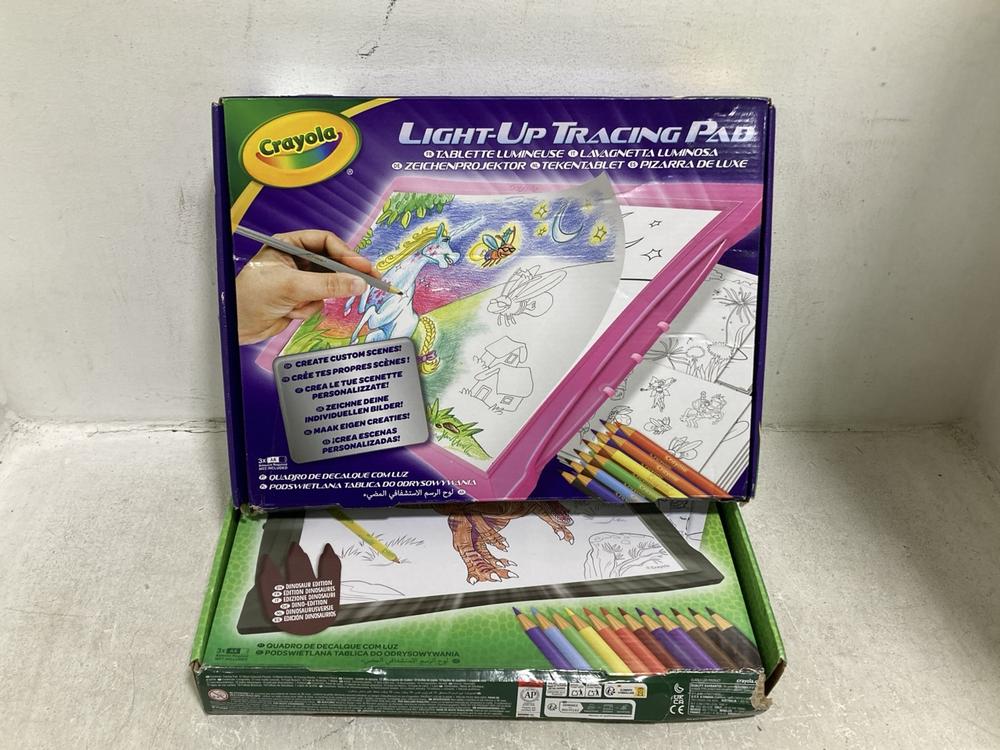 Lot 969  
            Chesterfield SR44 - Parcel Delivery Only 

                
5 X ASSORTED ITEMS TO INCLUDE LIGHT UP TRACING PAD (LOCATION: D6)