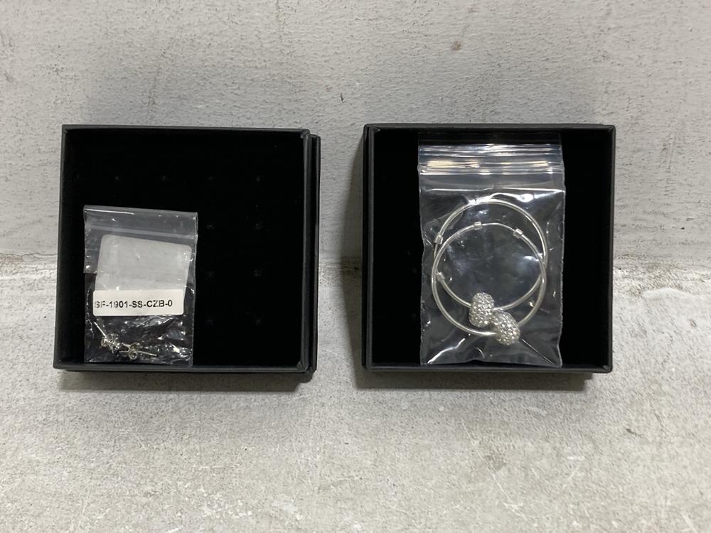 Lot 980  
            Chesterfield SR44 - Parcel Delivery Only 

                
BOX OF ASSORTED JEWELLERY ITEMS TO INCLUDE THE LOVE COLLECTION EARRINGS (LOCATION...