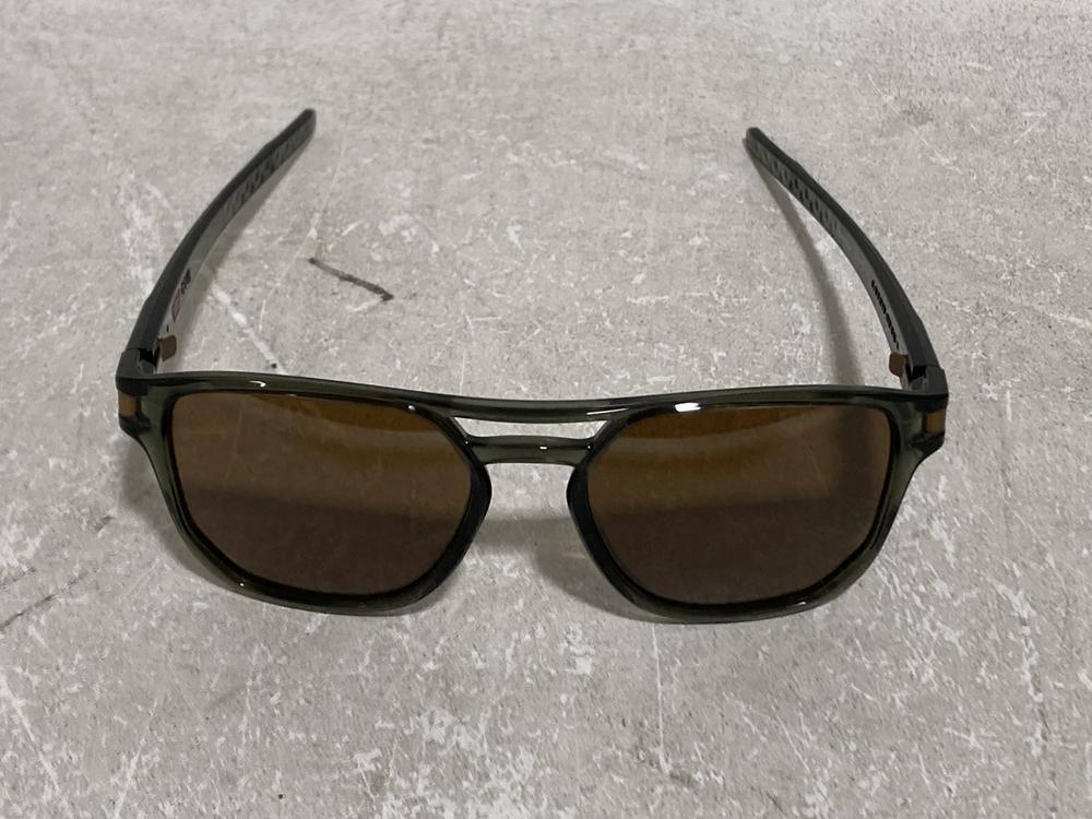 Lot 981  
            Chesterfield SR44 - Parcel Delivery Only 

                
OAKLEY LATCH BETA SUNGLASSES (LOCATION: D6)