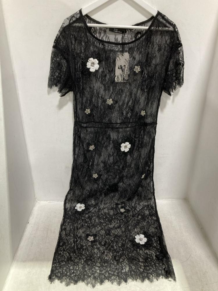 Lot 987  
            Chesterfield SR44 - Parcel Delivery Only 

                
BOX OF ASSORTED CLOTHING TO INCLUDE AVENUE BACKLESS STRAPLESS BRA (LOCATION: D6)