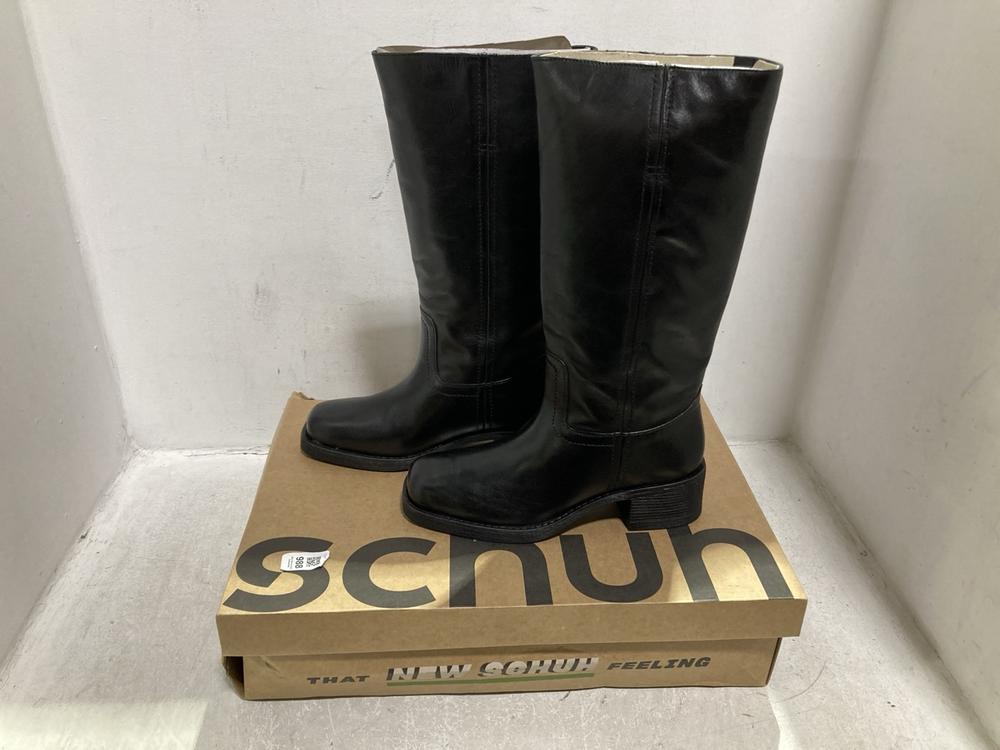 Lot 988  
            Chesterfield SR44 - Parcel Delivery Only 

                
2 X ASSORTED FOOTWEAR TO INCLUDE SCHUH KNEE HIGH BOOTS SIZE UK 6 (LOCATION: D6)