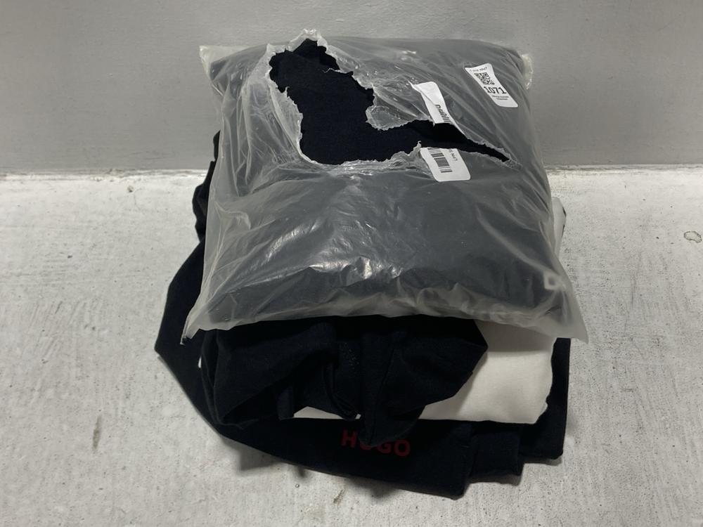 Lot 1071  
            Chesterfield SR47 - Parcel Delivery Only 

                
5 X ASSORTED ADULTS BRANDED CLOTHING TO INCLUDE HUGO BOSS LEGGINGS IN BLACK SIZE ...